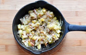 Supjaustykite rūkytą šoninę šiaudeliais ir dėkite kepti ant vidutinės ugnies. Įdėkite svogūną ir kepkite maišydami, kol jis taps permatom...