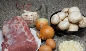 Tai yra ingredientai, kurių mums reikia. Sūrį sutarkuokite, kiaušinius išvirkite kietai, mėsą supjaustykite vidutinio dydžio gabalėliais ...