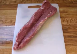 Kiaulienos išpjovą gerai nuplaukite po tekančiu vandeniu ir nusausinkite popieriniu rankšluosčiu. Įpjaukite išilgai, beveik iki galo nepe...