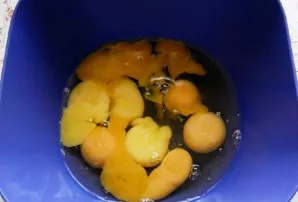 Taigi, paimkite gana gilų dubenį ir įmuškite į jį kiaušinius.