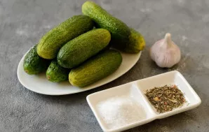 Paruoškite visus ingredientus. Gerai nuplaukite agurkus, tada 3–5 valandas pamirkykite šaltame vandenyje.