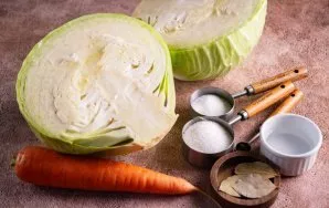 Paruoškite ingredientus. Kopūstus nuplaukite vėsiame vandenyje, morkas nuplaukite ir nulupkite.