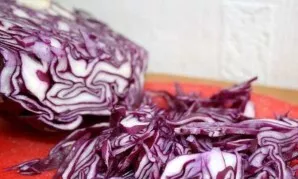 Nuimkite viršutinius kopūstų lapus, o likusią daržovę supjaustykite plonais griežinėliais. Tai galima padaryti, smulkintuvą arba paprastą...