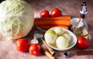 Paruoškite ingredientus. Nuplaukite daržoves. Nulupkite morkas ir svogūnus ir vėl nuplaukite.