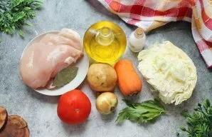 Paruoškite visus ingredientus. Nusausinkite kopūstų viršutinius lapus, nulupkite bulves, svogūnus ir morkas. Nuplaukite daržoves ir žalum...