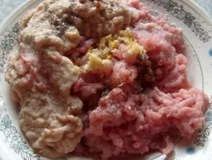 Nulupkite vištienos krūtinėlių odą ir pamirkykite batoną piene. Mėsą ir batoną sumalame per mėsmalę. Sudėkite svogūną ir česnaką, druską ...