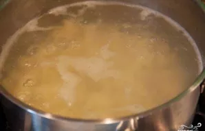 Nuplaukite ir nulupkite bulves. Tada supjaustykite jas nedideliais gabaliukais. Sudėkite į puodą su 2 litrais vandens. Virkite, kol sumin...