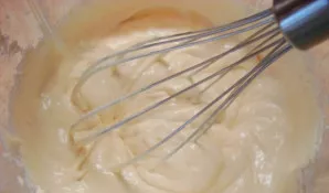 Rudąjį cukrų sumalkite kavamale iki cukraus pudros. Grietinėlę išplakite su gauta cukraus pudra iki standžių putų.