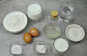 Paruoškite produktus blynų tešlai. Pieną galite naudoti bet kokio riebumo. Naudokite natūralų jogurtą be priedų ir cukraus. Jei planuojat...