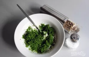 Pirmiausia paruoškite padažą. Dubenyje sumaišykite česnaką, krapus, druską, jogurtą, pipirus ir citrinos sultis. Gerai išmaišykite.