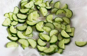 Agurkus nuplaunu ir supjaustau plonais pusžiedžiais, tada pabarstau druska ir palieku pusvalandžiui. Po to nuplaunu ir nusausinu servetėl...