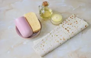 Paruoškite ingredientus. Pasirinkite kumpį ir sūrį pagal savo skonį.