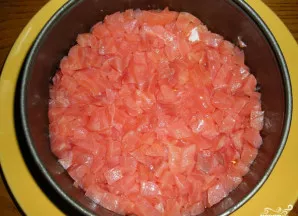 Ant nuimamos formos dugno dėkite gabalėlius sūrios žuvies be kaulų. Aš ją supjaustau kubeliais.