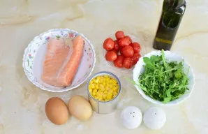 Paruoškite visus reikalingus ingredientus salotoms. Produktų proporcijas galite šiek tiek pakoreguoti pagal savo skonį.