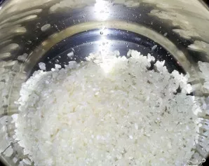 Puode užvirinkite vandenį, lengvai pasūdykite ir suberkite ryžius. Virkite beveik iki pilno išvirimo, kad ryžiai liktų „al dente“. Likusį...