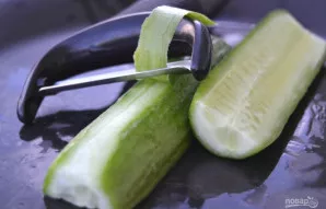 Nuplaukite agurką ir nulupkite jo žievelę.