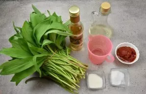 Paruoškite ingredientus. Vietoj pomidorų pastos galite naudoti pomidorų padažą arba namines pomidorų sultis. Naudokite stalo arba vyno ac...
