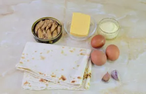 Prieš pradedant gaminimą, paruoškite visus reikalingus ingredientus. Atidarykite šprotų skardinę ir nusausinkite aliejų. Kiaušinius iš an...