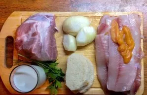 Pirmiausia paruoškime ingredientus. Nuplaukite kiaulieną ir supjaustykite ją mažais gabalėliais. Lydeką taip pat supjaustykite mažais gab...
