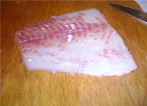 Imame lydekos filė, nuplauname ir supjaustome smulkiais gabalėliais. Galvą ir uodegą dedame į puodą su vandeniu ir verdame sultinį.