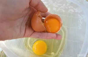 Į dubenį įmuškite du kiaušinius.