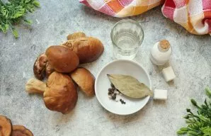 Paruoškite visus reikalingus ingredientus. Grybus perrūšiuokite, nukirpkite per ilgus kotelius, pašalinkite sukirmijusius ir nuvalykite v...