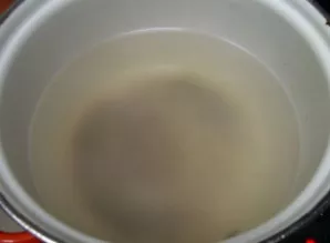 Marinatas turi būti šaltas, todėl procesą pradėkite nuo jo. Puode supilkite vandenį, įdėkite cukraus ir druskos. Užvirinus, įpilkite acto...