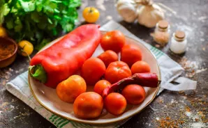 Paruoškite ingredientus. Jei mėgstate aštrius patiekalus, įdėkite gabalėlį čili pipiro.
