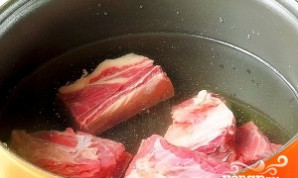 Jautieną (aš naudojau šonkaulius) nuplaukite ir supjaustykite. Sudėkite į puodą, užpilkite 3 litrais vandens, užvirinkite ir virkite, kol...