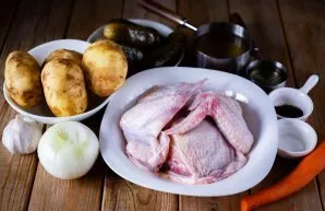 Paruoškite ingredientus. Vištienos dalis nuplaukite šaltu vandeniu. Nulupkite visas daržoves ir gerai nuplaukite tekančiu vandeniu.