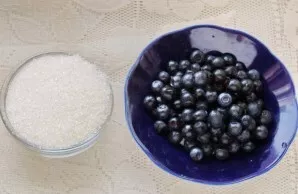 Paruoškite reikiamus ingredientus. Kruopščiai nuplaukite ir nusausinkite mėlynes.