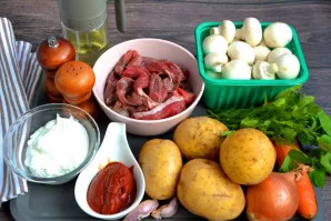 Paruoškite ingredientus pagal receptą. Mėsą supjaustykite gabalėliais.