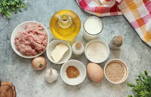 Paruoškite visus reikalingus ingredientus. Daržoves nulupkite ir nuplaukite.