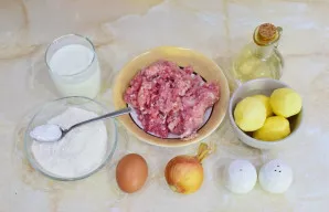 Pyrago gamybai paruoškite visus reikalingus ingredientus. Miltus tešlai persijokite per sietelį, kad prisotintumėte juos deguonimi.