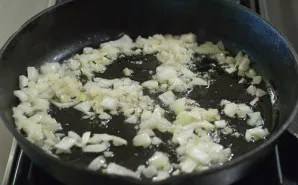 Svogūnus nulupame, supjaustome kubeliais ir apkepiname augaliniame aliejuje.