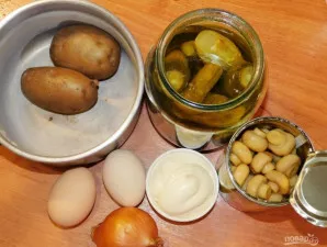 Paruoškite visus reikiamus ingredientus. Išvirkite kiaušinius ir bulves su lupenomis.