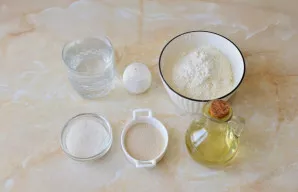 Norint paruošti tešlą, pasiruoškite reikalingus ingredientus. Miltus išsijokite per sietelį, kad prisotintumėte juos oru. Vandenį pašildy...