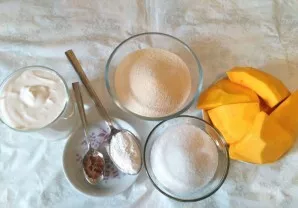 Paruoškite ingredientus. Pasirinktinai, muskato riešutą galite papildyti maltu cinamonu ar kitais prieskoniais pagal skonį.