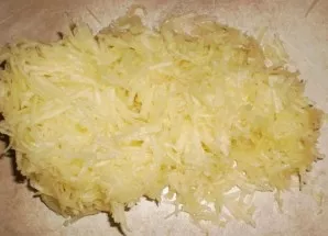 Cukiniją sutarkuokite stambia tarka.
