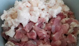 Mėsą ir lašinius reikia supjaustyti mažais gabalėliais (kuo mažesni, tuo geriau).