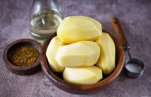 Paruoškite visus ingredientus prieš pradedant darbą. Bulves nulupkite ir nuplaukite.