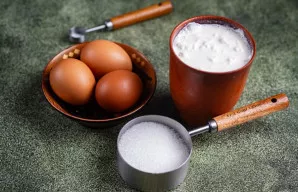 Paruoškite visus ingredientus. Grietinėlę iš anksto atšaldykite šaldiklyje 15 minučių – tai palengvins plakimo procesą. Kiaušinius (lukšt...