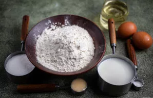 Visus ingredientus išdėliokite ant darbo stalo.