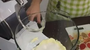 Minkštą, ištirpintą sviestą plakite mikseriu 1–2 minutes, kol jis taps puresnis. Įberkite cukraus, žiupsnelį druskos ir išplakite.