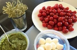 Štai visi mūsų ingredientai. Kad naujametinis užkandis „Caprese“ būtų ne tik skanus ir gražus, bet ir patogus, rekomenduoju naudoti iešme...