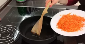 Morkas sutarkuokite stambia tarka ir apkepkite įkaitintame augaliniame aliejuje, pagardinkite druska ir pipirais bei sumažinkite ugnį. Ka...