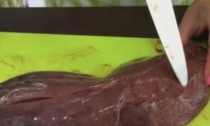 Kepenis paruoškite. Supjaustykite mažais gabalėliais, sudėkite į puodą su vandeniu, uždenkite dangčiu ir užvirinkite.