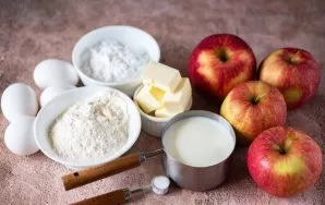 Paruoškite ingredientus. Kruopščiai nuplaukite obuolius.