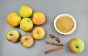 Paruoškite ingredientus. Galite naudoti skirtingų veislių obuolius, skirtingo prinokimo, saldumo ir rūgštingumo. Norėdami sodresnio skoni...