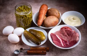 Gerai nuplaukite morką ir bulves tekančiu vandeniu. Jautienos gabalą nuplaukite šaltu vandeniu.